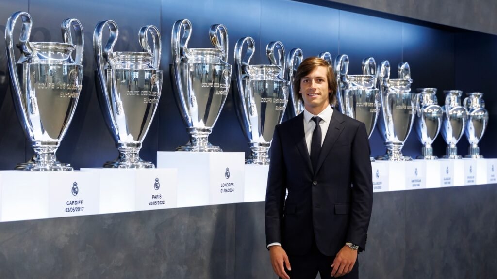 Carreras impresiona en el Real Madrid tras su paso por el Granada 3 alvaro carreras posando champions real madrid 69