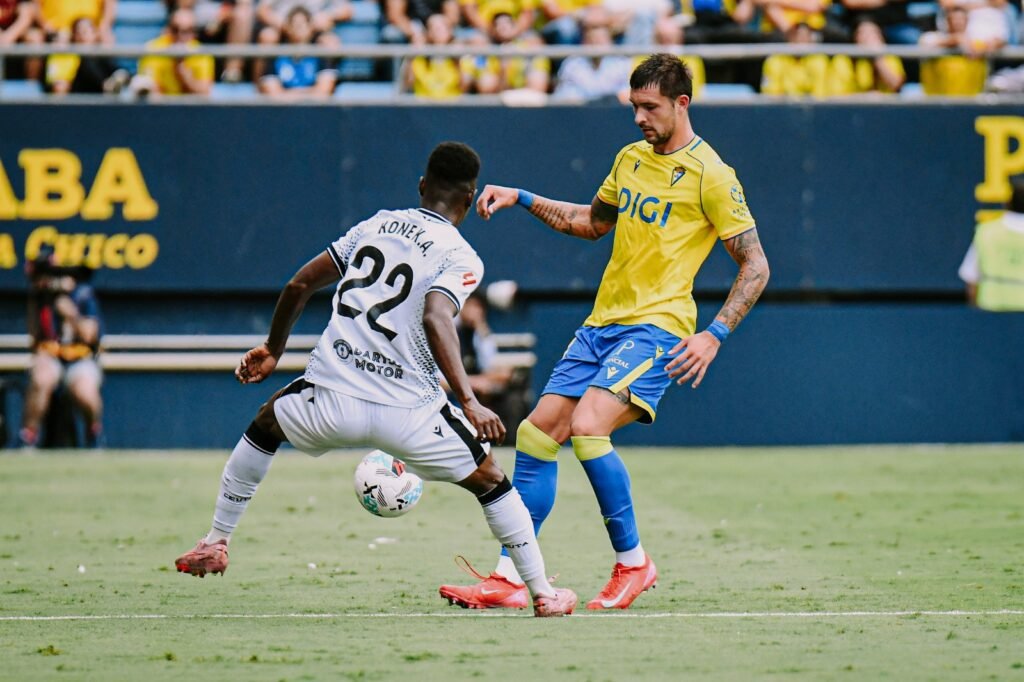 'K.O. vacevic' hace saltar las alarmas en el Cádiz 1 Imagen del partido que enfrentó al Cádiz CF y la AD Ceuta en el Nuevo Mirandilla
