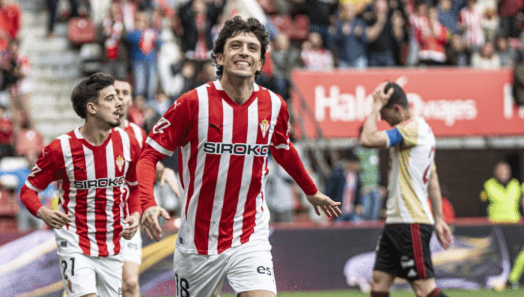 El Real Sporting se desploma en los minutos finales 1 César Gelabert celebra un gol con el Real Sporting