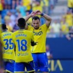 El Cádiz se impone en casa al Éibar 4 Cádiz celebrando la victoria.