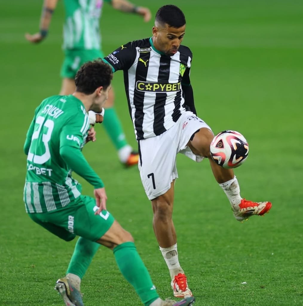 Gus Ledes en un partido con el AEK Larnaca