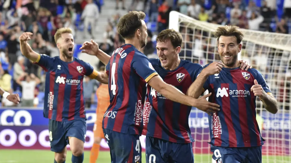Sergi Enrich junto a Pulido, Carrillo y Kortajarena celebrando el gol de la victoria