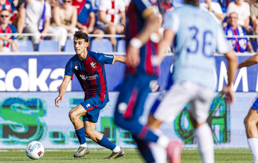 Ángel Pérez en su debut el Huesca