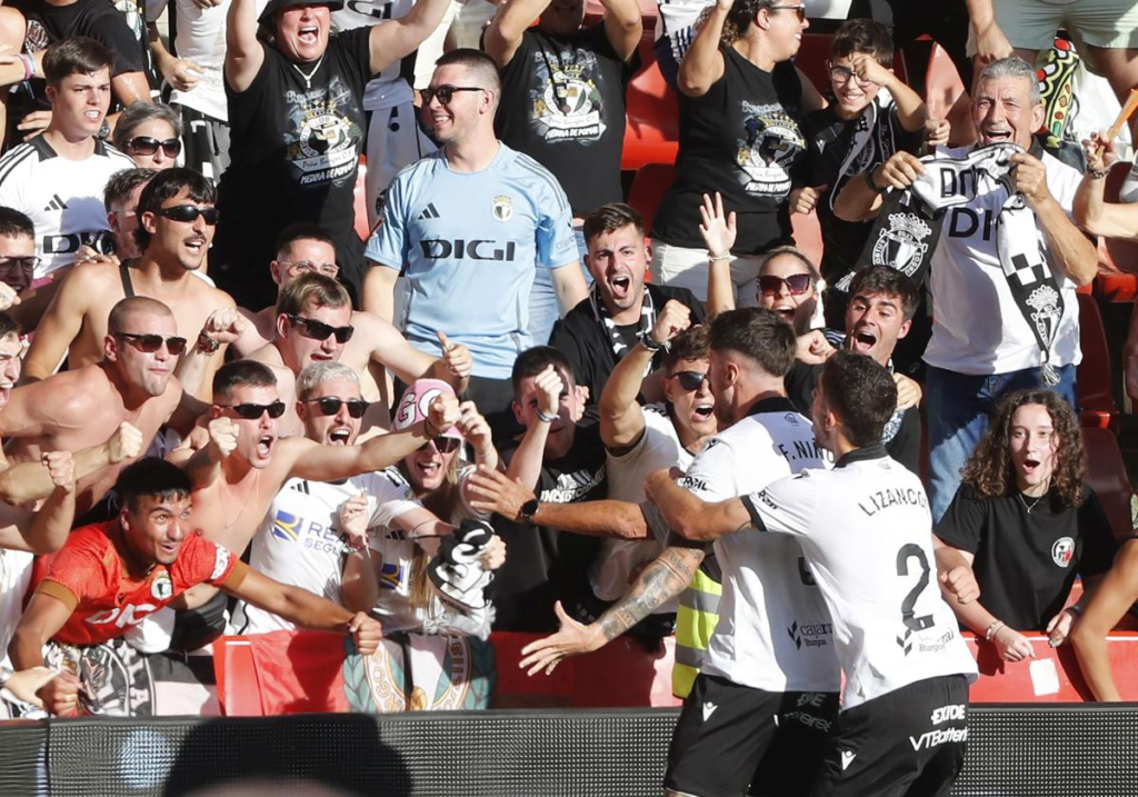 Fer Niño celebra el tanto que abría el marcador para el Burgos