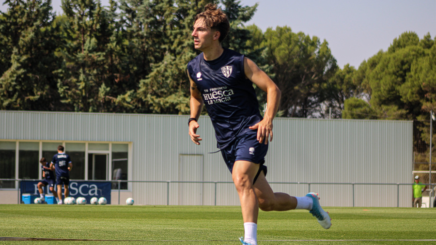 Manu Rico entrenando con el Huesca