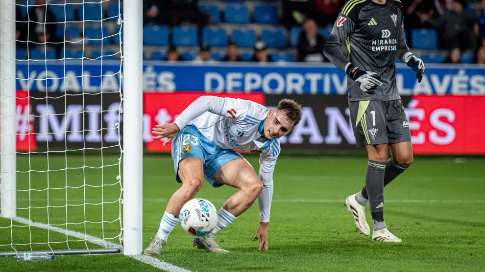 Marcos Cuenca, la nueva joya del Real Zaragoza 1 Marcos Cuenca ante el Mirandés