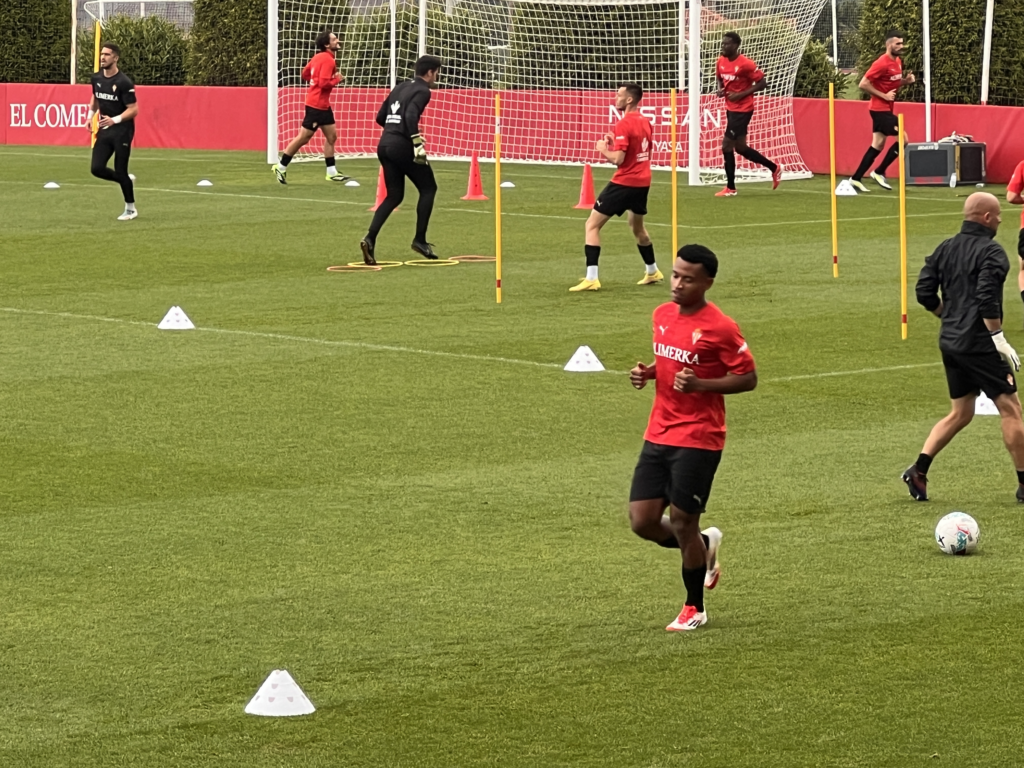 Óscar Cortés n o entra en la convocatoria para medirse al Dépor.
