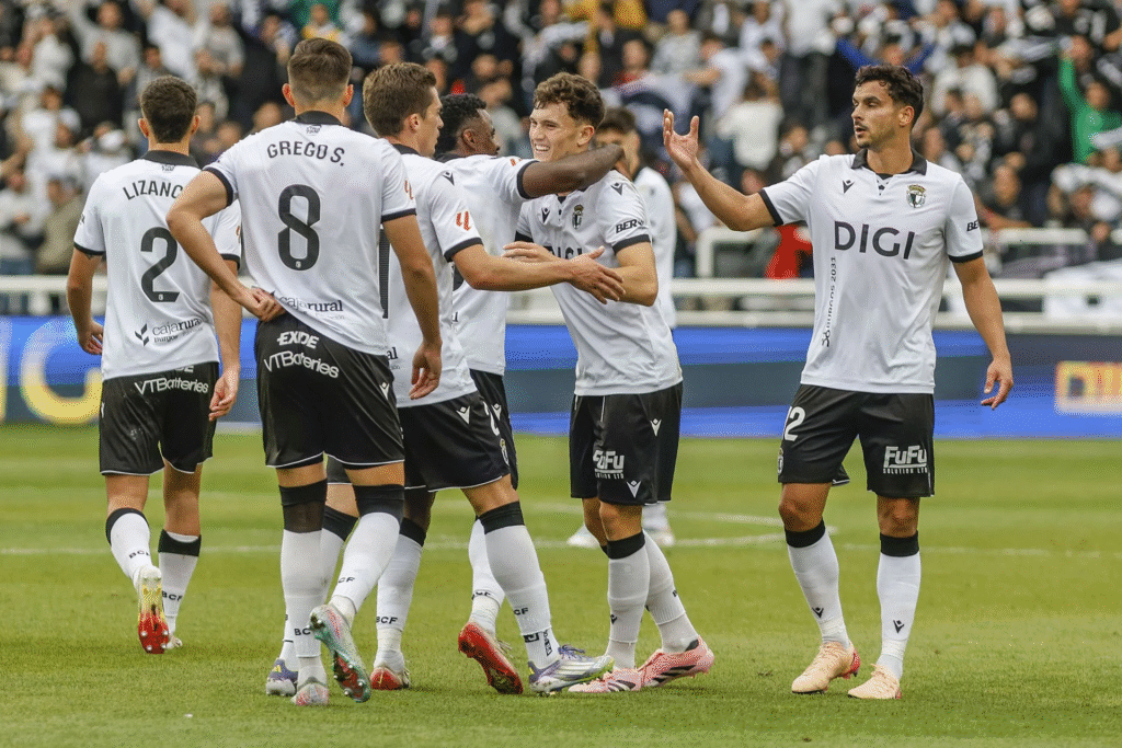 La solución del Burgos CF estaba en casa 1 Appin y David González en un abrazo tras poner el 1-1 en el marcador