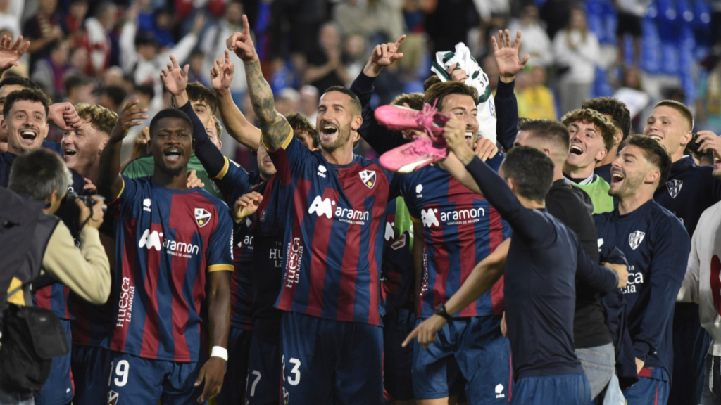 La plantilla del Huesca celebrando la victoria contra el Eibar