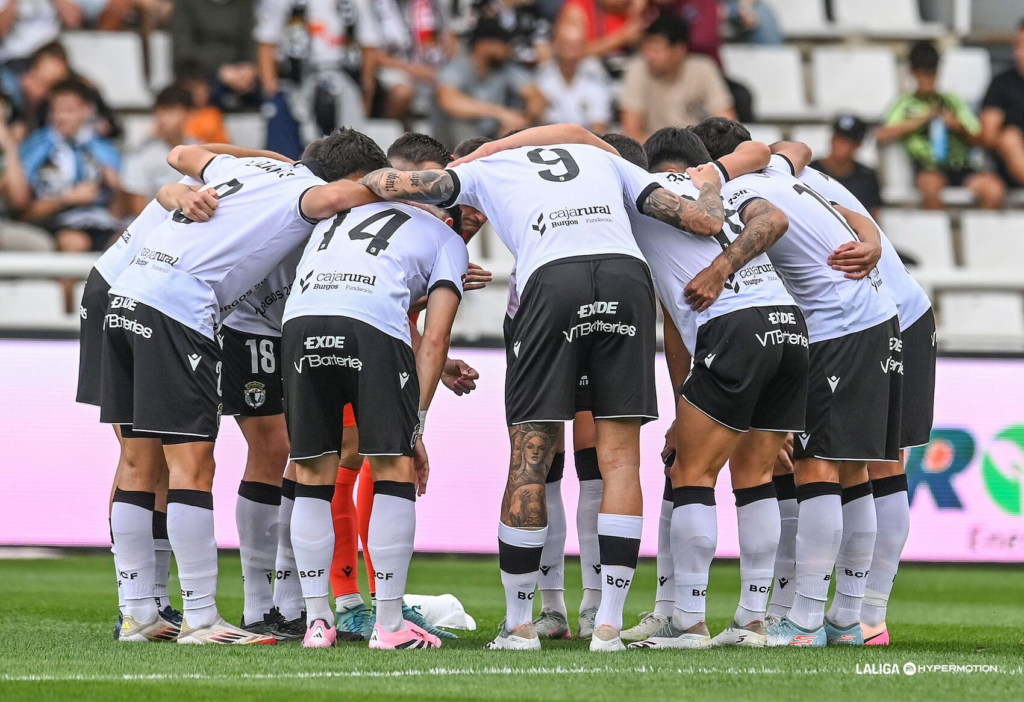 La plantilla del Burgos, en un corro al iniciar un partido