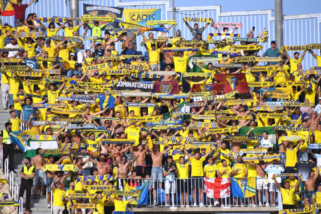 El Cádiz celebra un invicto histórico que puede continuar 1 La afición del Cádiz CF