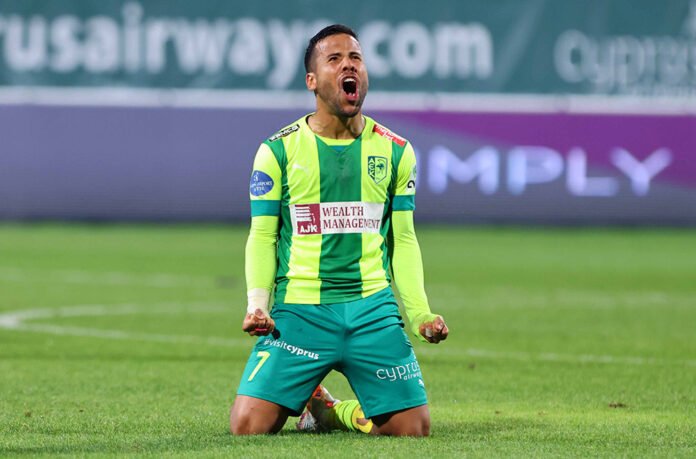 Gus Ledes en un partido con el AEK Larnaca de Chipre