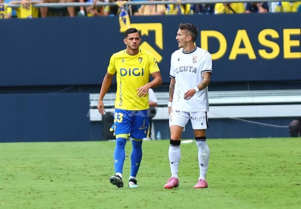 En el Cádiz asoma la cabeza y presiona por un puesto 1 Raúl Pereira en el partido del Cádiz CF ante la AD Ceuta