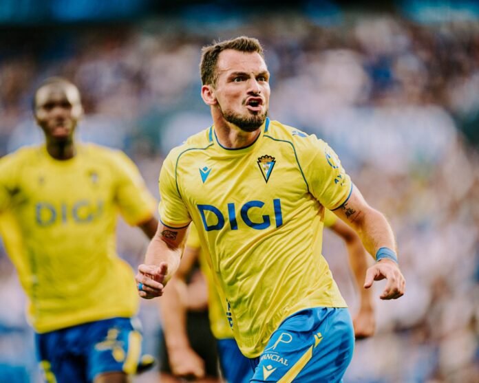 Tabatadze celebra uno de los goles contra la Real Sociedad B
