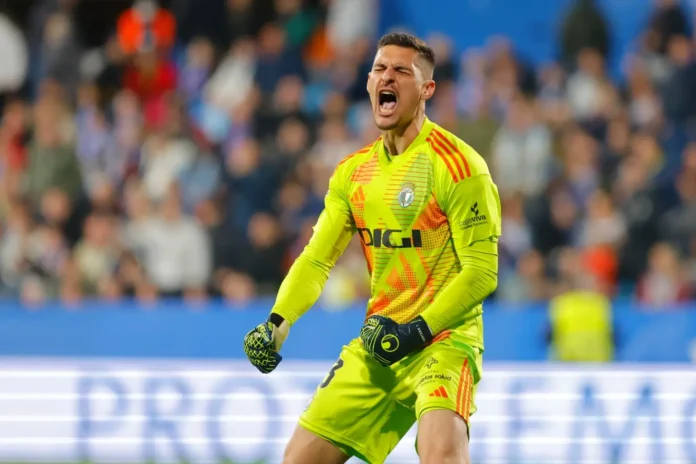 Ander Cantero celebrando con la camiseta del Burgos CF