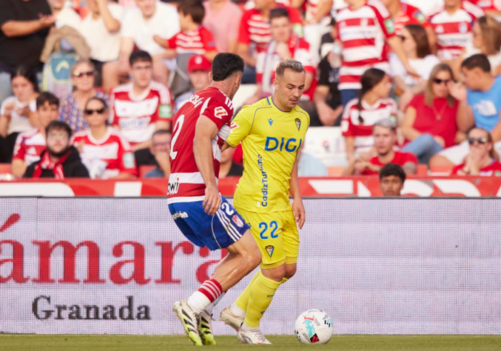 El Granada y el Cádiz se reparten el botín en Los Cármenes