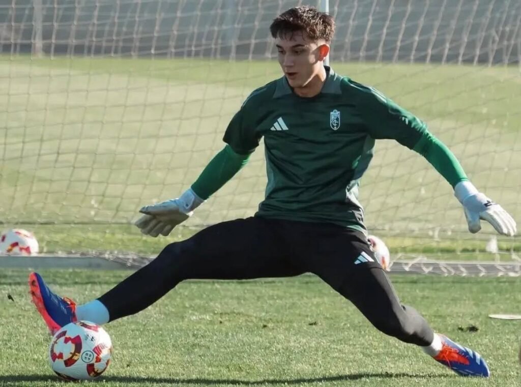 El portero del Recreativo de Granada será titular frente a Las Palmas 2 Iker en un entrenamiento del Granada