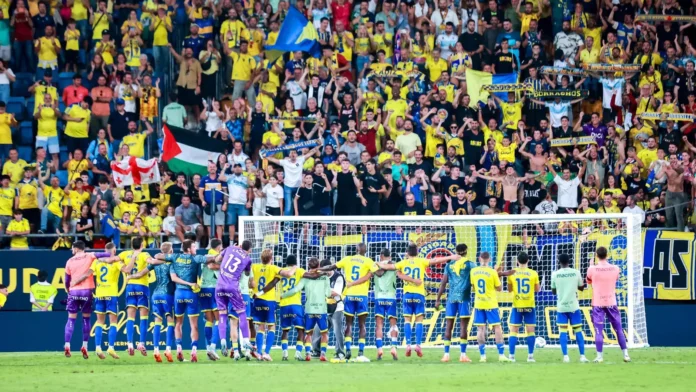 Los jugadores del Cádiz CF celebran una victoria junto a su afición