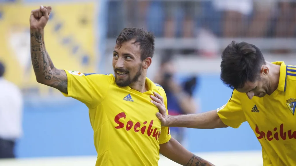 Iconos II. Aitor García: un ‘bravo’ cañonero que aterriza en Grecia 5 Aitor García en un partido con el Cádiz CF