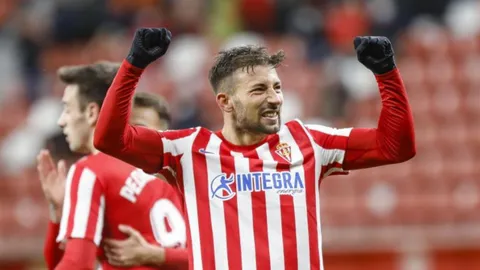 Iconos II. Aitor García: un ‘bravo’ cañonero que aterriza en Grecia 9 Aitor García celebra un gol marcado ante el Real Sporting