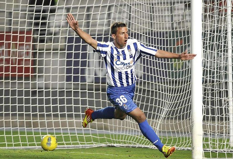 Iconos II. Aitor García: un ‘bravo’ cañonero que aterriza en Grecia 3 Aitor García celebra el gol marcado en su debut con el RC Recreativo en la Nueva Condomina de Murcia