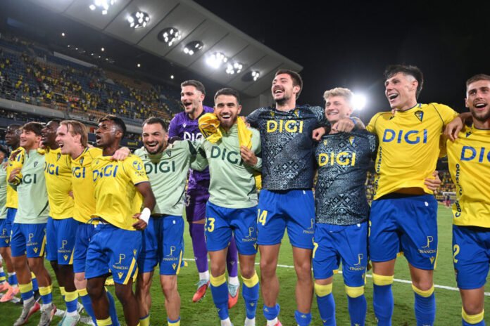 Los jugadores del Cádiz CF celebran una victoria en el Nuevo Mirandilla Los jugadores del Cádiz CF celebran una victoria en el Nuevo Mirandilla