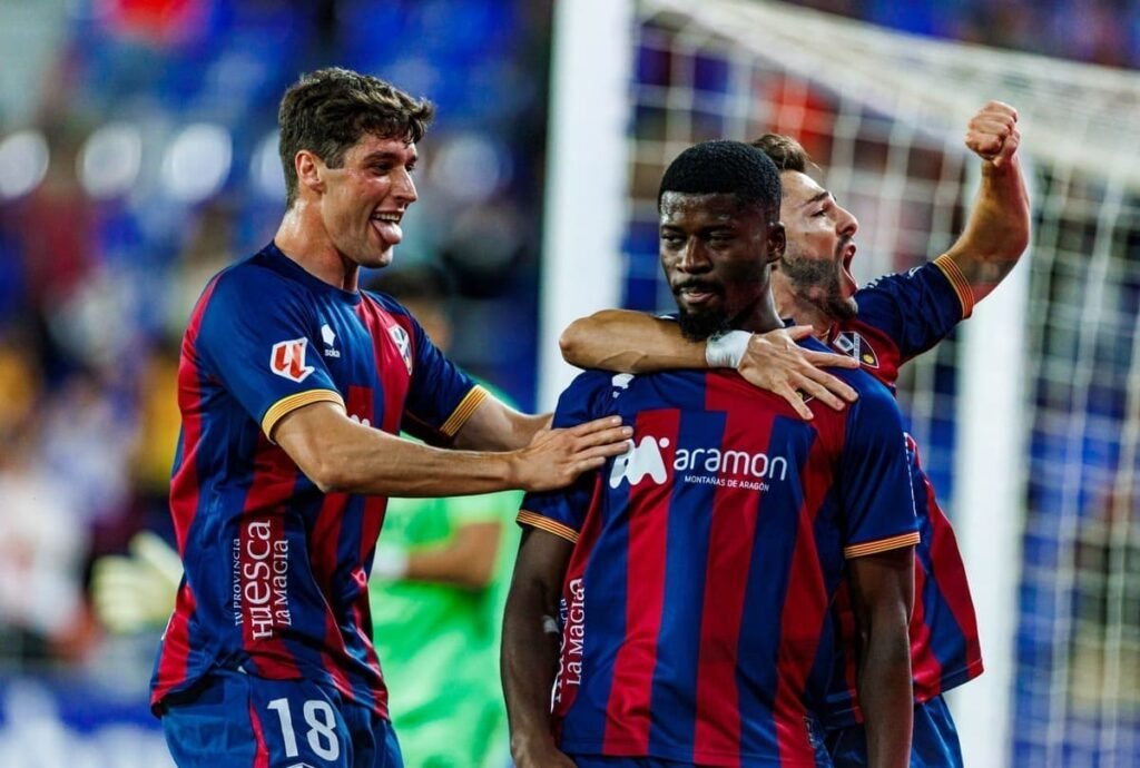 El Huesca se aferra al descuento 1 Ntamack junto a Enol y Liberto celebrando el gol de la victoria del Huesca