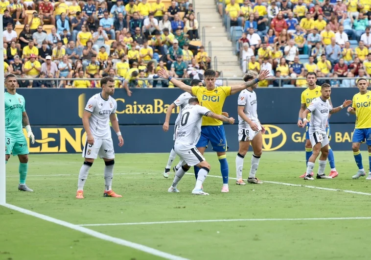Cádiz CF: la vida puede seguir sin Kovacevic 1 Iker Recio, en un partido con el Cádiz CF