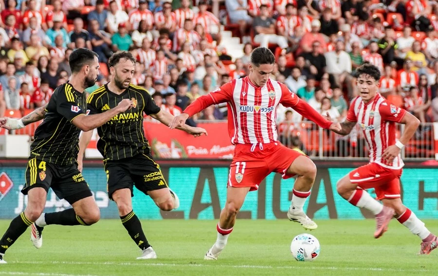 El Almería de Rubi es un vendaval ofensivo