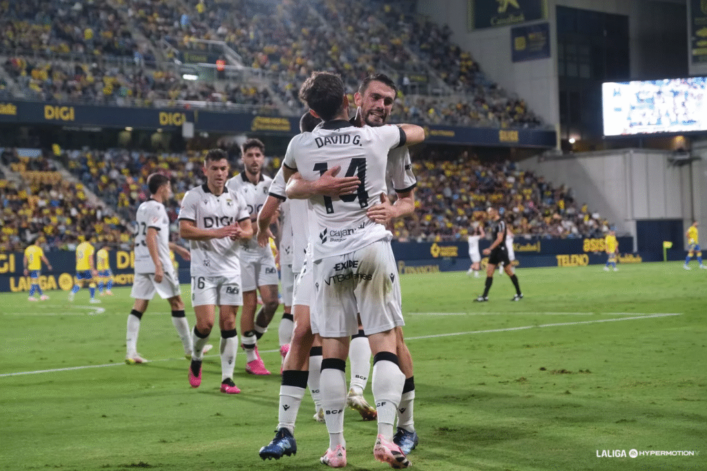 El Burgos celebra uno del los goles en Cádiz