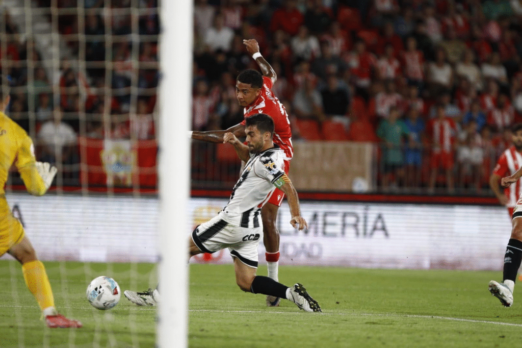 Chirino en el momento del golpeo para marcar el gol del Almería
