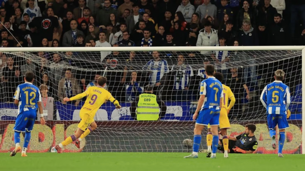 Juanmi Latasa trasforma la pena máxima para el Valladolid engañando a Parreño.