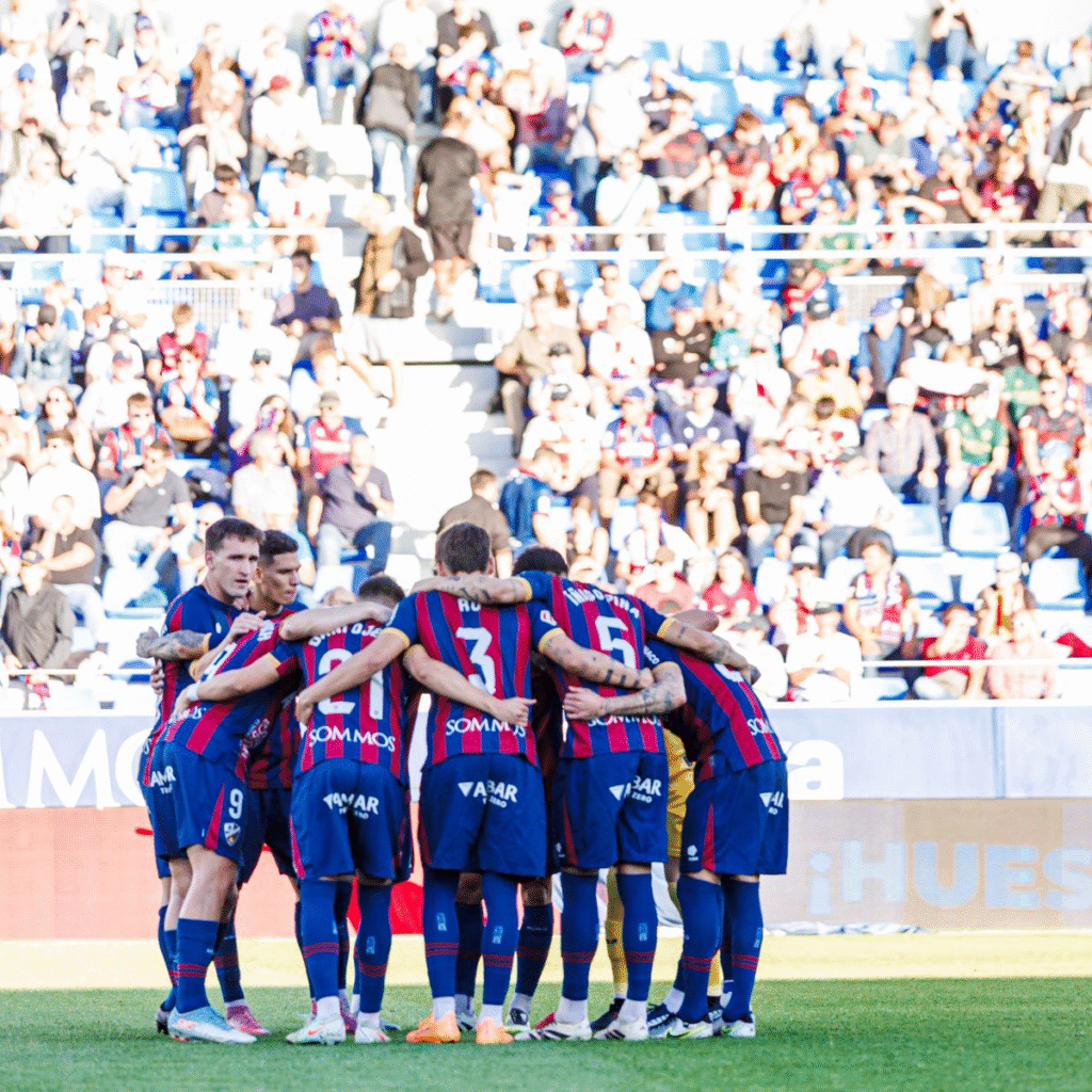 El Huesca suma tres puntos en el último suspiro 1 La SD Huesca al inicio del partido