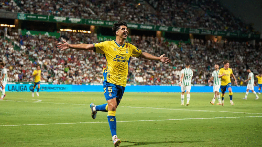 Clemente se consolida en Las Palmas y entra en la agenda de Depor y Almería 5 Clemente celebrando con Las Palmas