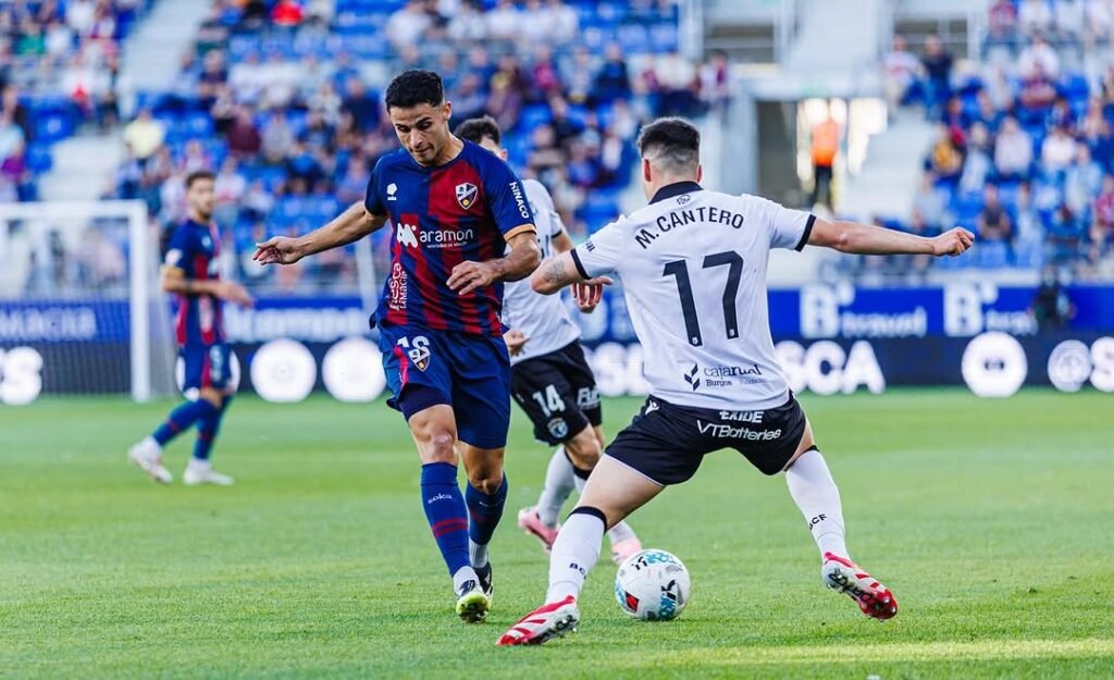 Huesca: El fichaje de Jesús Álvarez, un acierto total 1 Jesús Álvarez en el enfrentamiento del Huesca con el Burgos