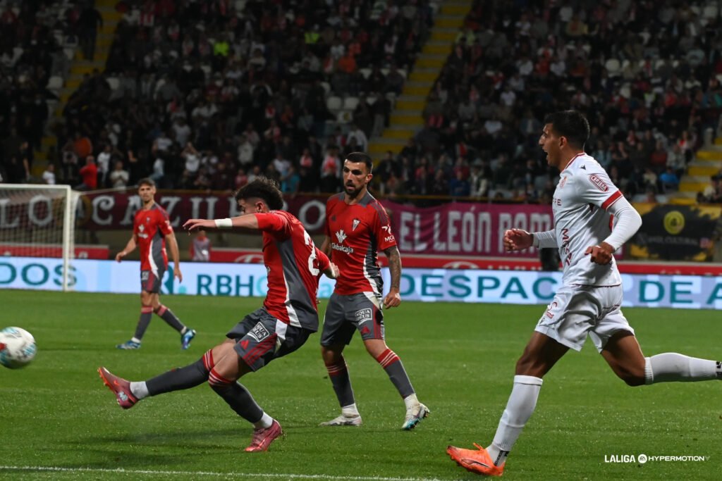 Morcillo golpeando el balón