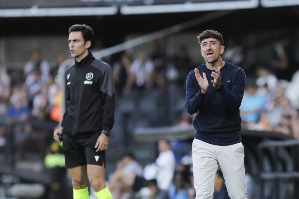 Pablo Hernández, en un partido como entrenador del CD Castellón