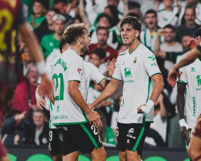 Los jugadores del Racing de Santander celebran un gol marcado en su encuentro ante el RC Deportivo en El Sardinero Los jugadores del Racing de Santander celebran un gol marcado en su encuentro ante el RC Deportivo en El Sardinero