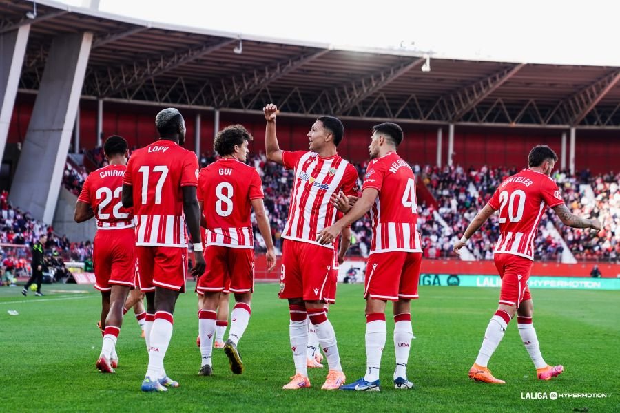Thalys celebra su gol con el Almería