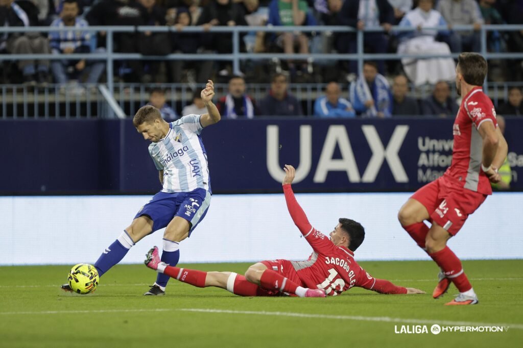 Brasanac cayó lesionado en el partido del Málaga ante el Córdoba