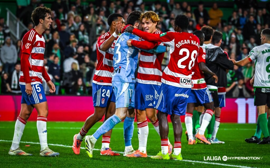 Los jugadores del Granada felicitan a Astralaga, que detuvo al Racing