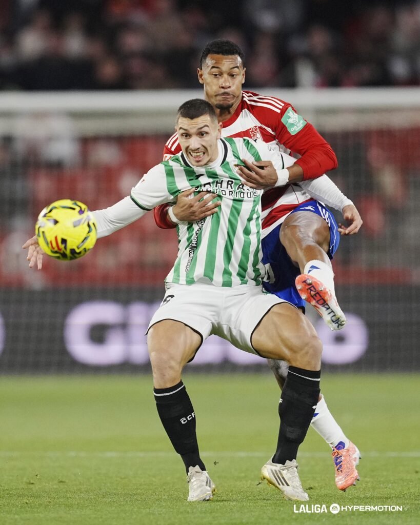 El Granada compite, pero no le sirve