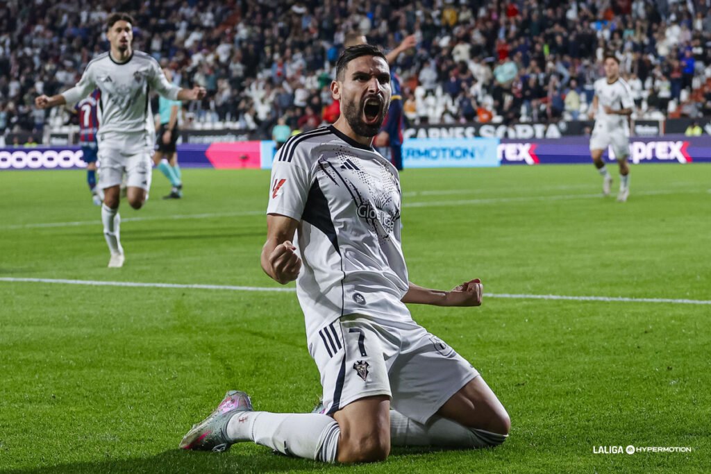 El Albacete reacciona y da la vuelta al partido 6 Antonio Puertas celebrando su gol con el Albacete