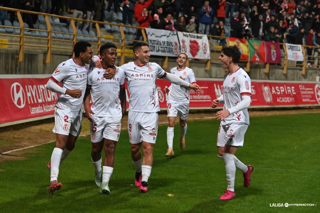 Jugadores de la Cultural Leonesa celebrando el gol de Lucas Ribeiro