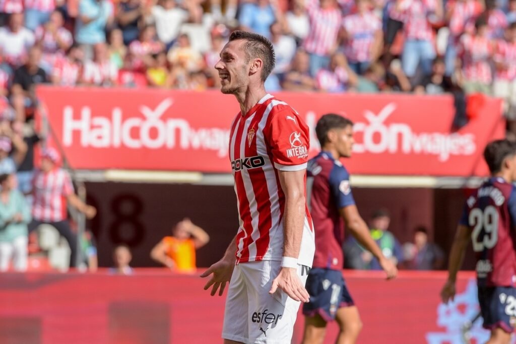 El Sporting podría perder al ‘pingüino’ en el mercado invernal 5 Dubasin celebrando un gol con el Sporting