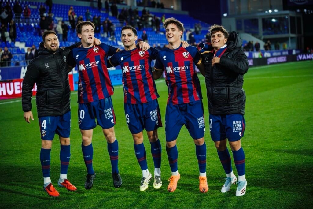 Jugadores del Huesca celebrando la victoria ante el Sporting