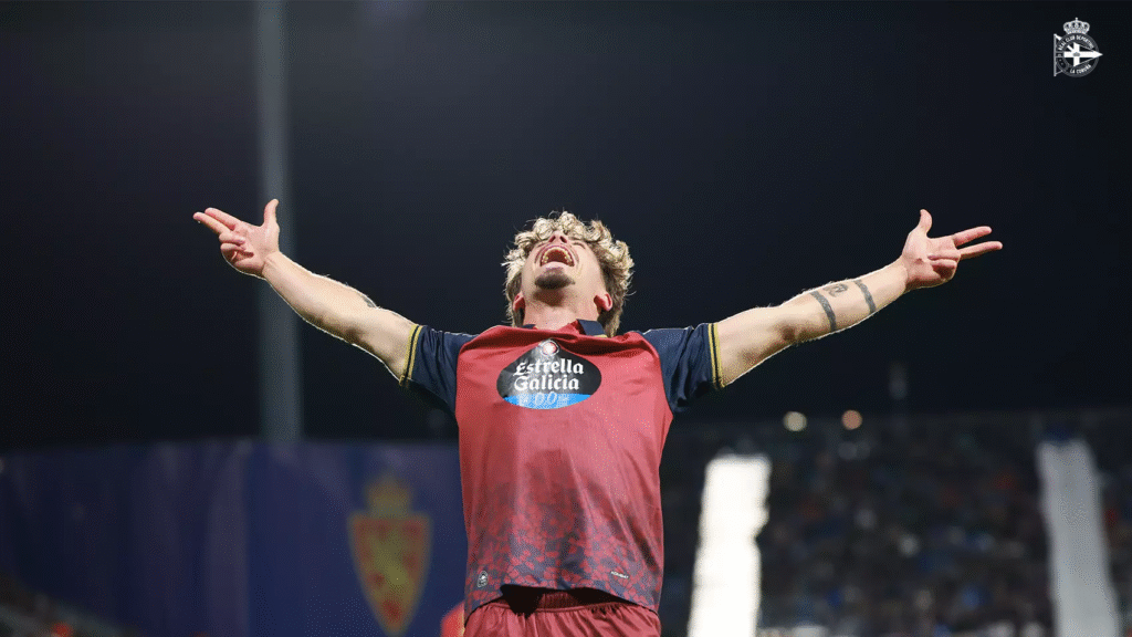 Mario Soriano celebra un gol del Deportivo