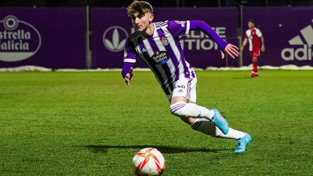 Imagen de Chuki disputando un partido con el filial del Valladolid