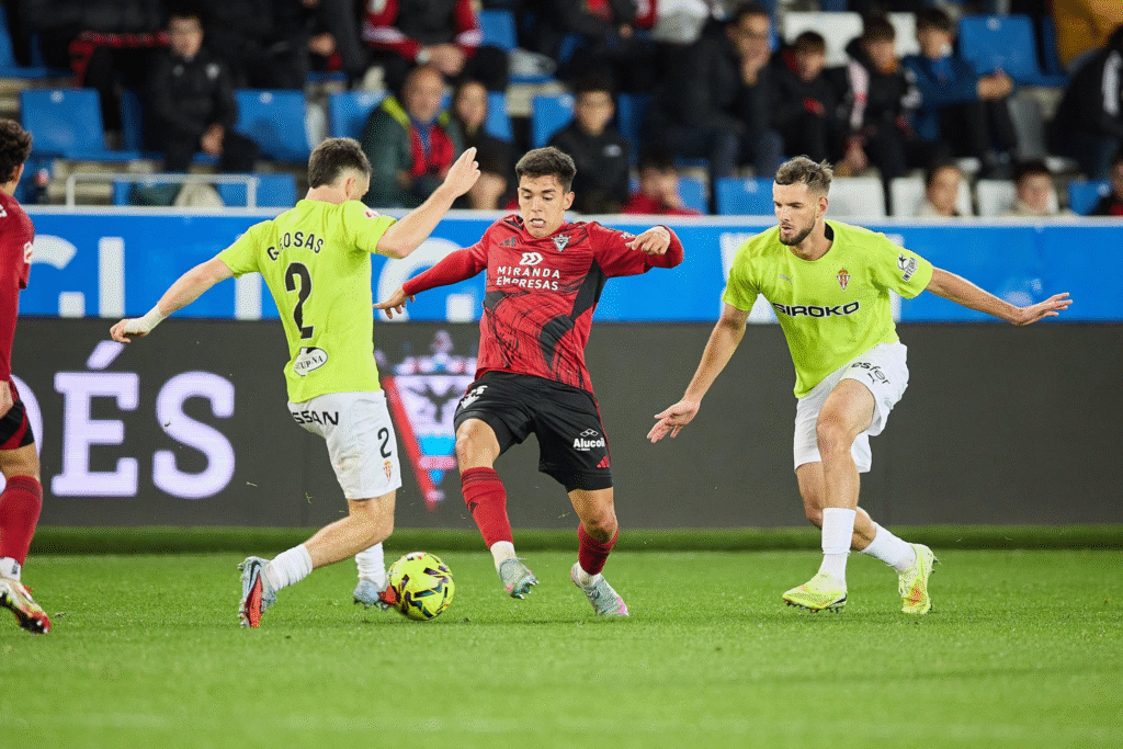 El Mirandés remontó a un Sporting con indumentaria novedosa