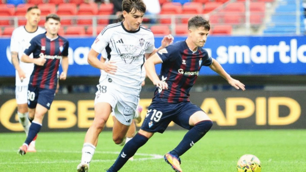 Javi Villar intentando robar el balón a Toni Villa